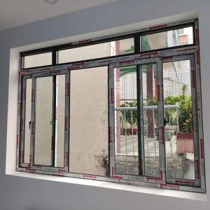 Cửa sổ nhôm kính trượt nhiều cánh mới lắp đặt trong nhà nhìn ra sân và lan can ngoài trời